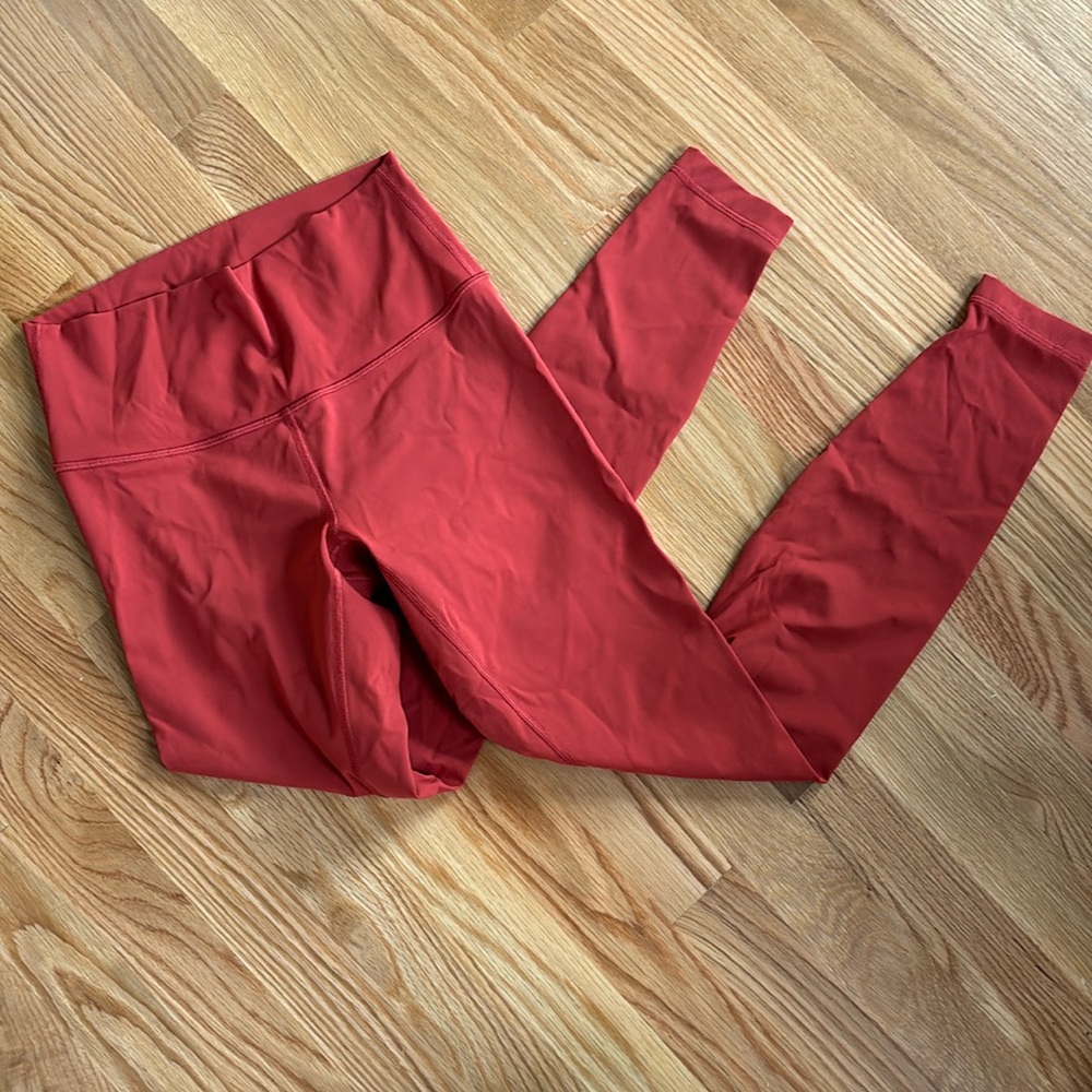 LIKE NEW Lululemon Wunder Under Leggings / Size 6